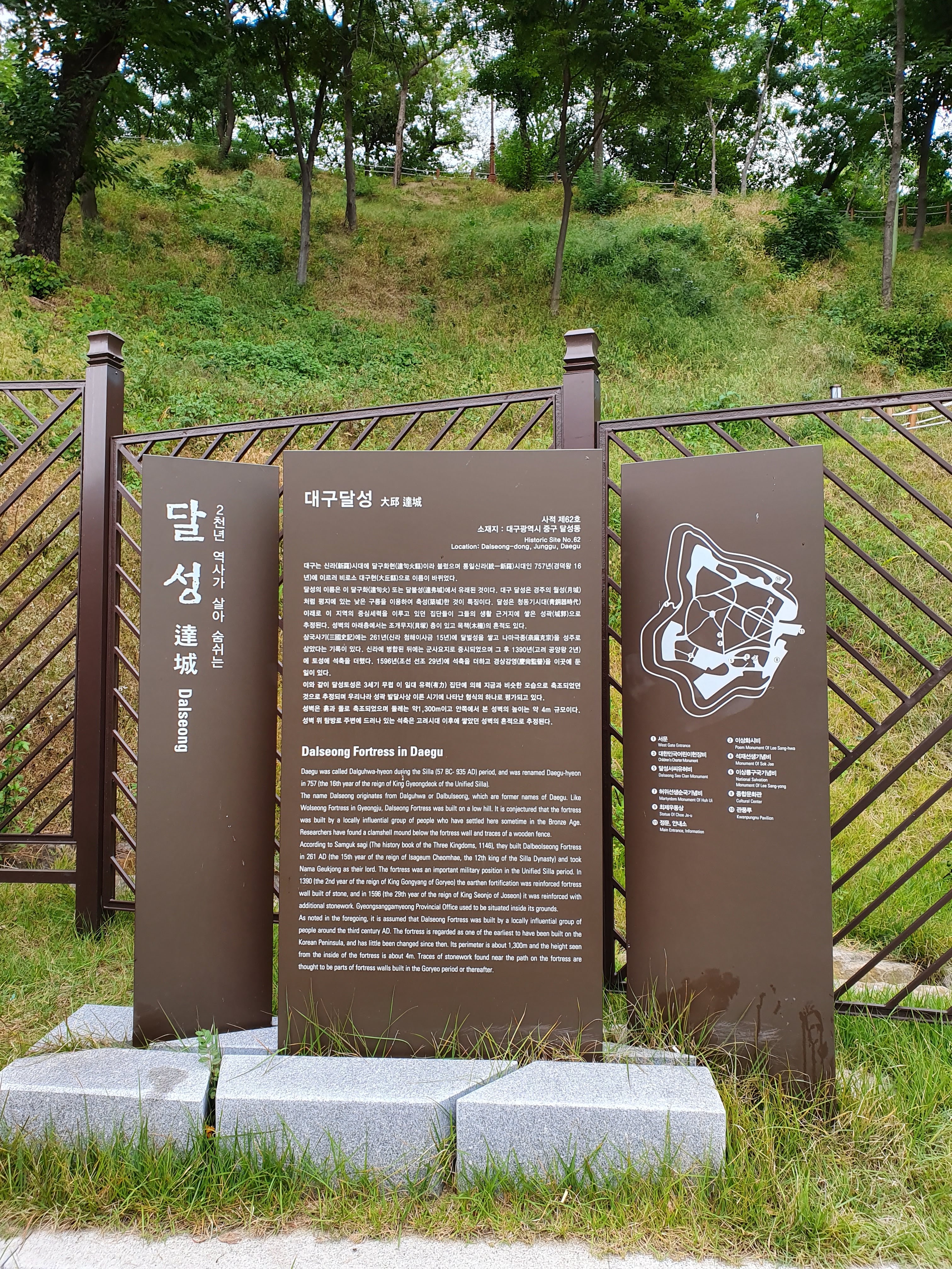 观风楼临城一侧，是合影最上镜的点位之一。