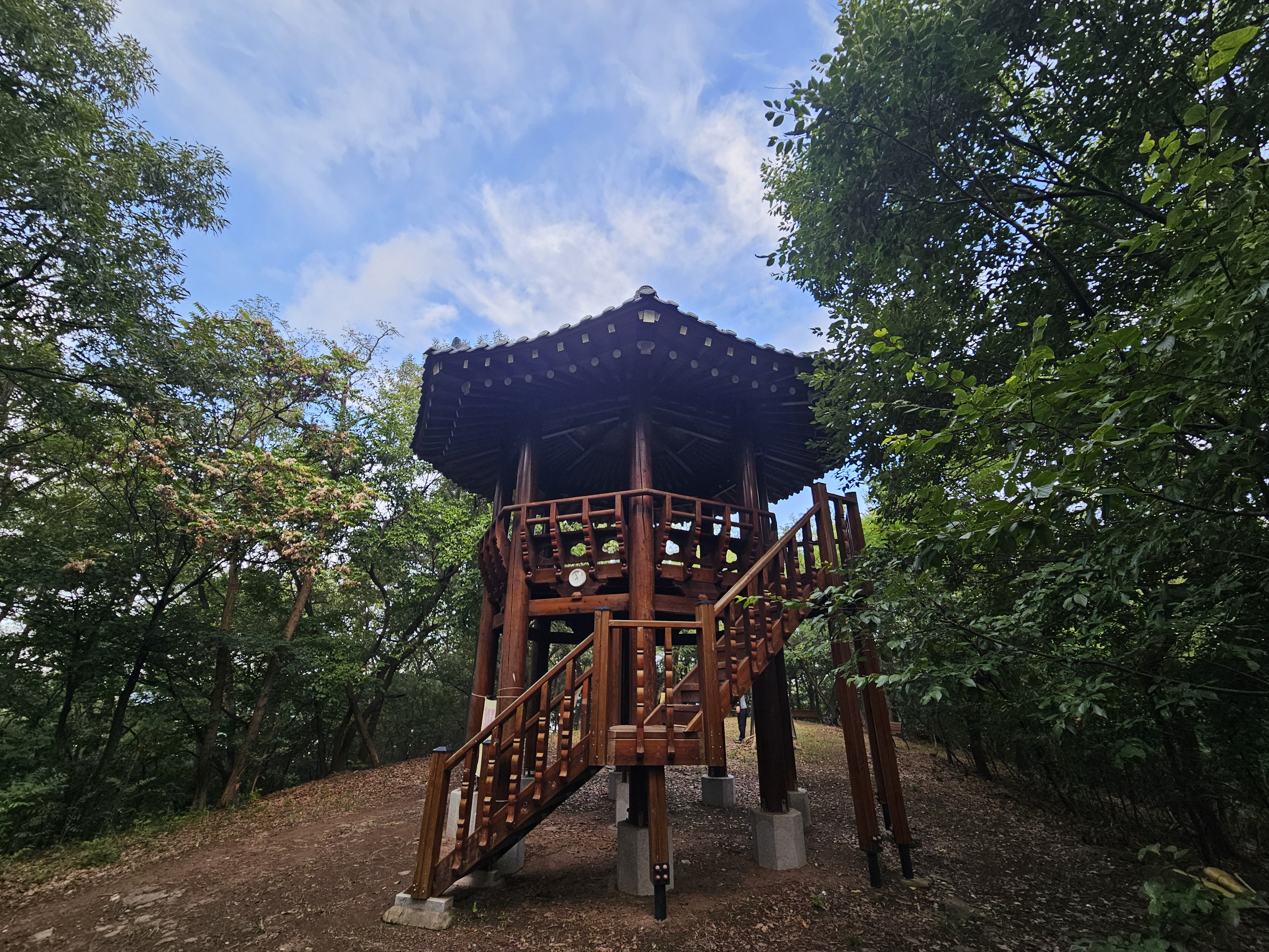以观风楼为题材的街景，呼应历史主题。