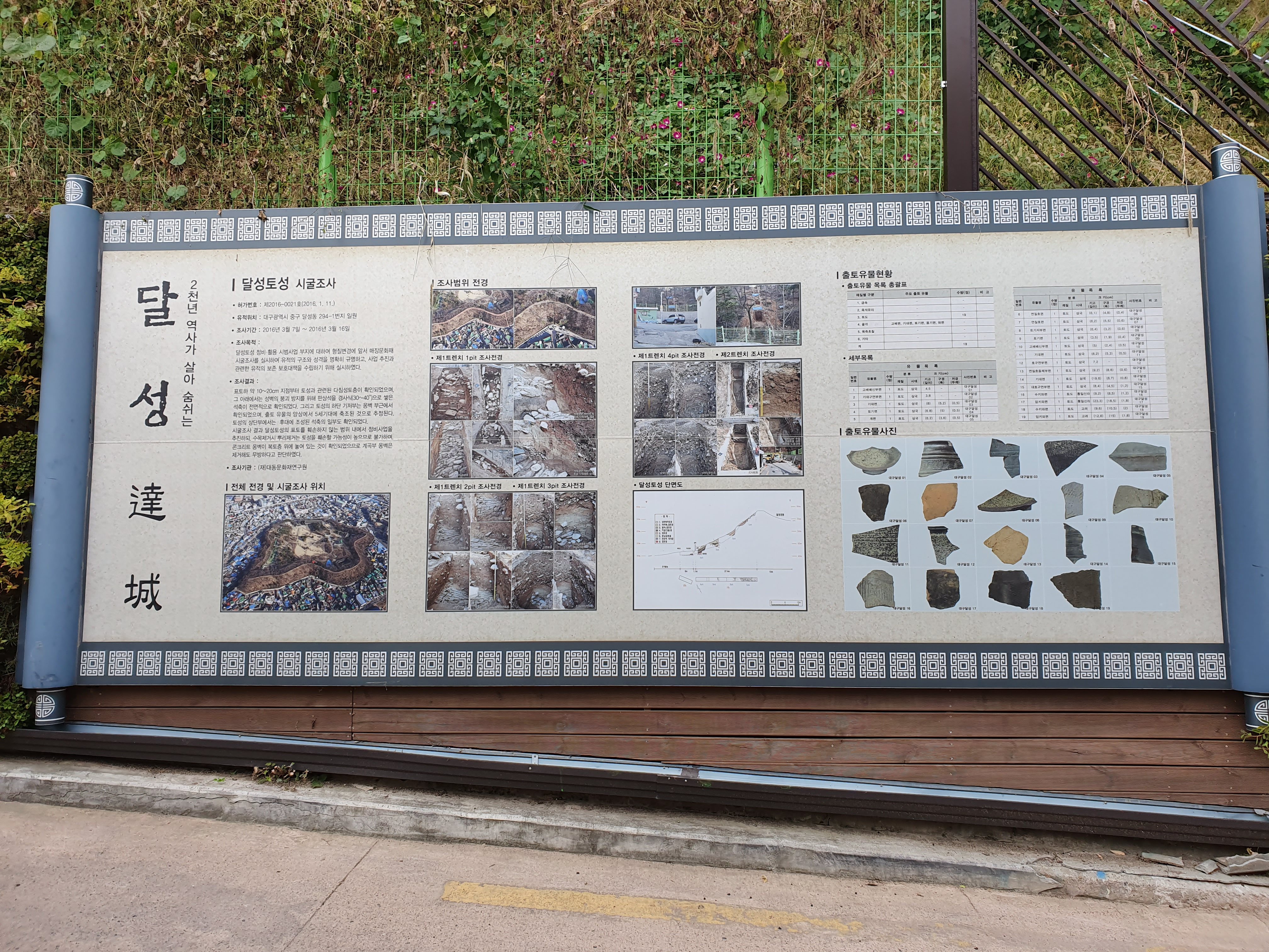 亲子在林荫草坪漫步的温馨画面，适合家庭慢游。
